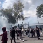 #Video Normalistas de Ayotzinapa vandalizan oficinas de la Segob