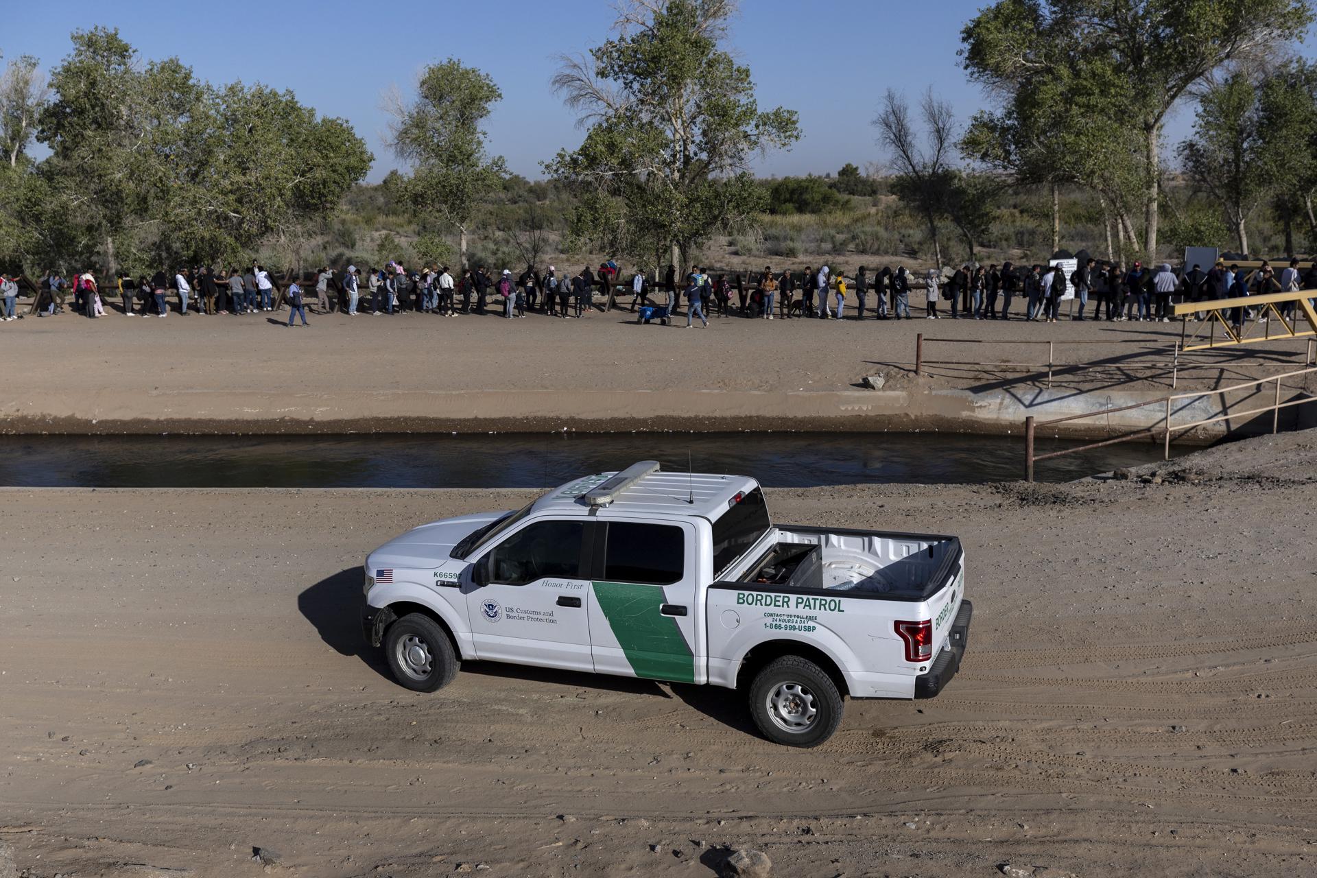 Estados Unidos endurecerá políticas comerciales y migratorias sea quien sea presidente, prevé Moody’s