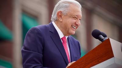 ‘Que los elija el pueblo’: AMLO realiza consulta a mano alzada en el zócalo sobre Reforma Judicial