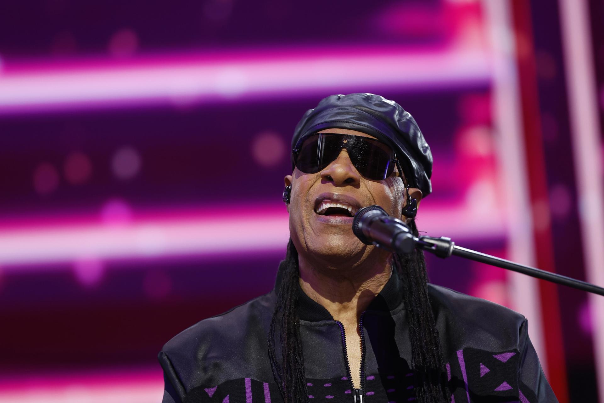 Stevie Wonder pide unidad en su primera canción en solitario en 4 años