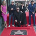 Tim Burton recibe su estrella en el Paseo de la Fama de Hollywood