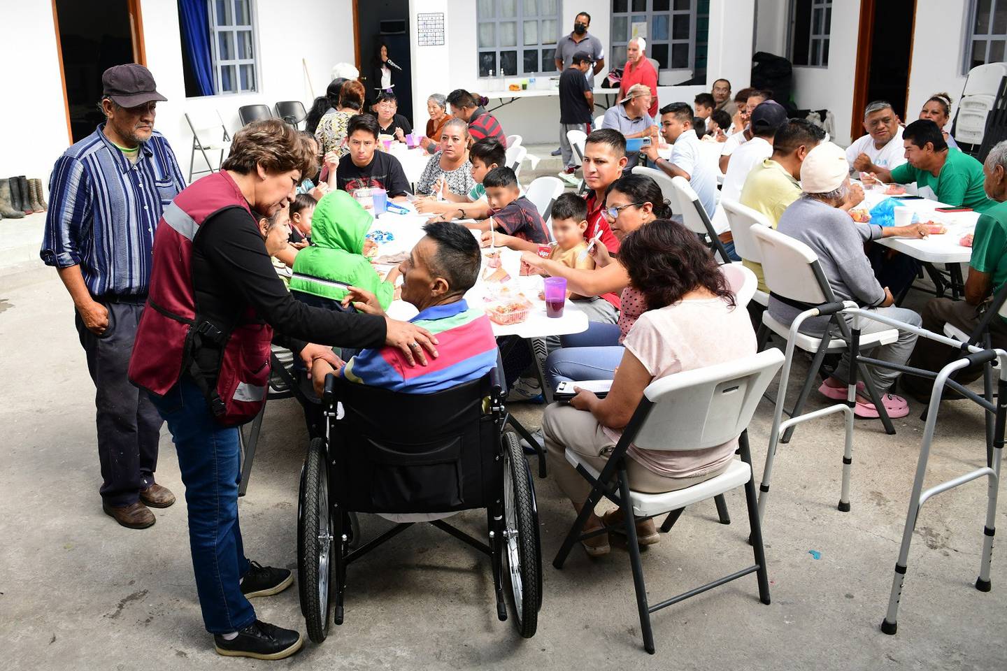 Entre las ayudas para las familias afectadas estan: refrigeradores, estufas, colchones, camas.