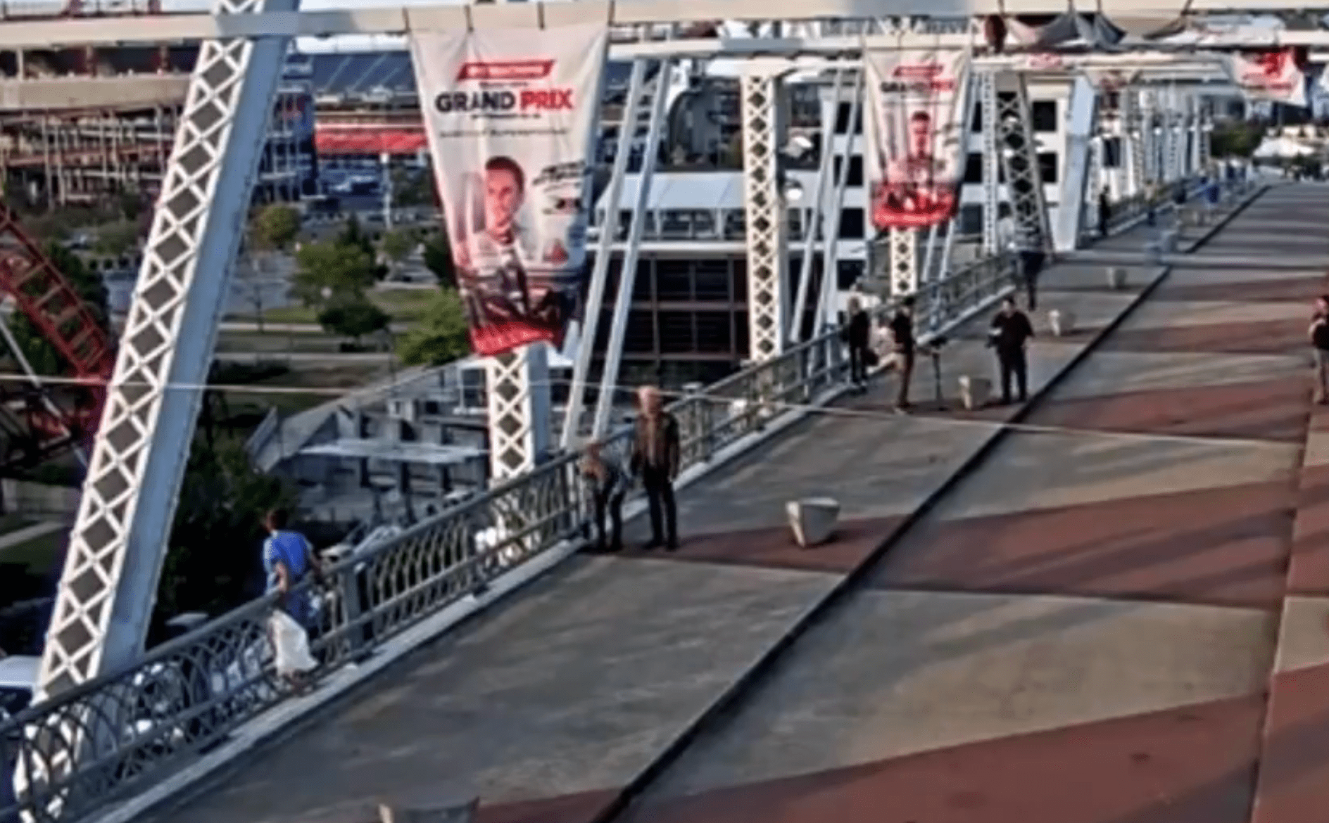 #Video Bon Jovi evita que una mujer saltara desde un puente en Nashville