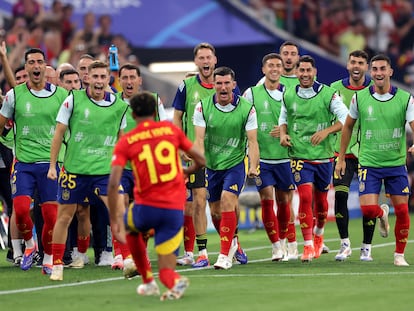 Jugadores de la selección española esperan a Lamine Yamal para celebrar con él su gol en la semifinal ante Francia el pasado martes.