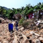 Huracán “John” desplaza a cientos de familias en Acapulco, Guerrero