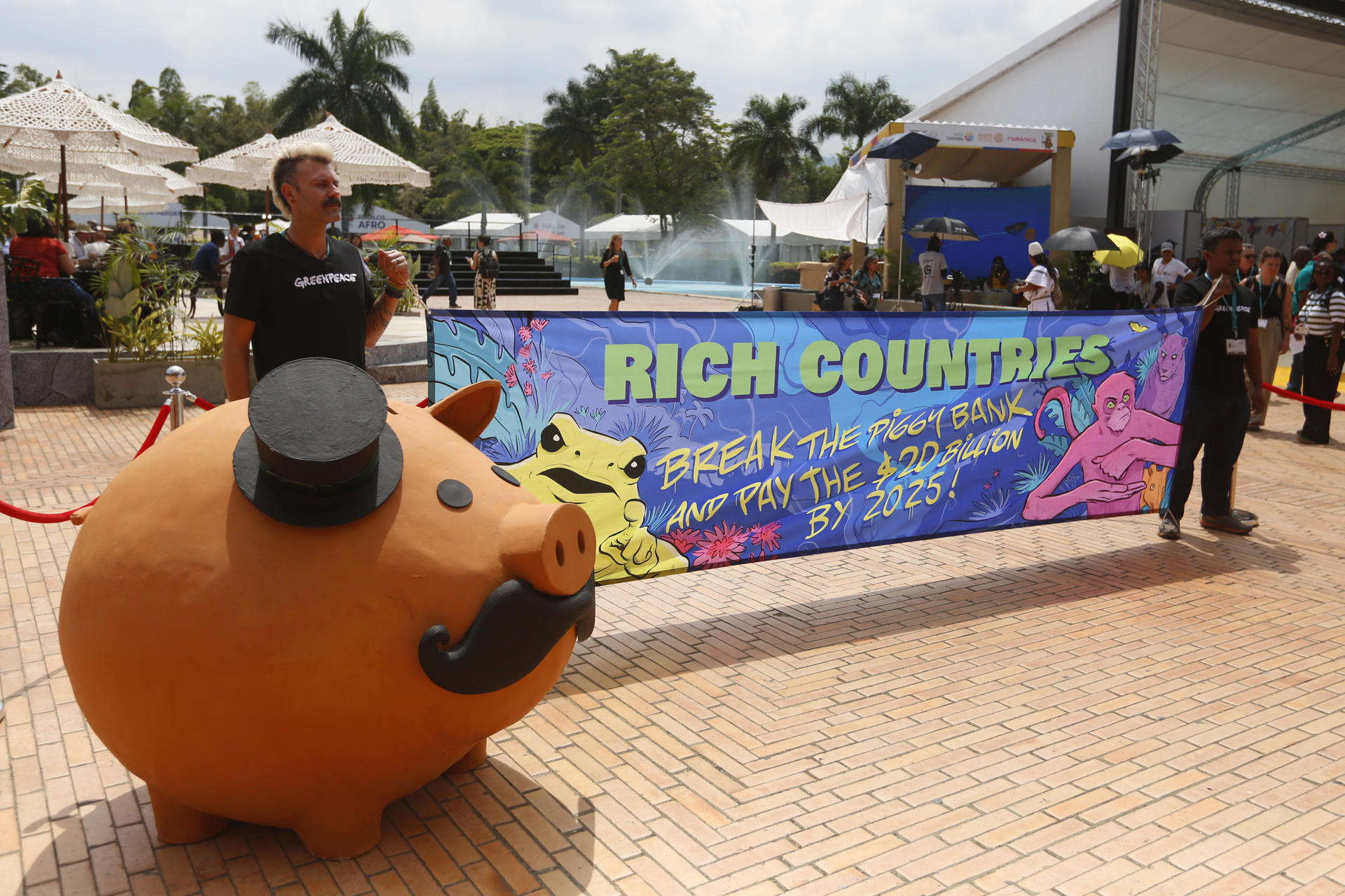 Con alcancía gigante piden en la COP16 a países ricos cumplir compromisos financieros