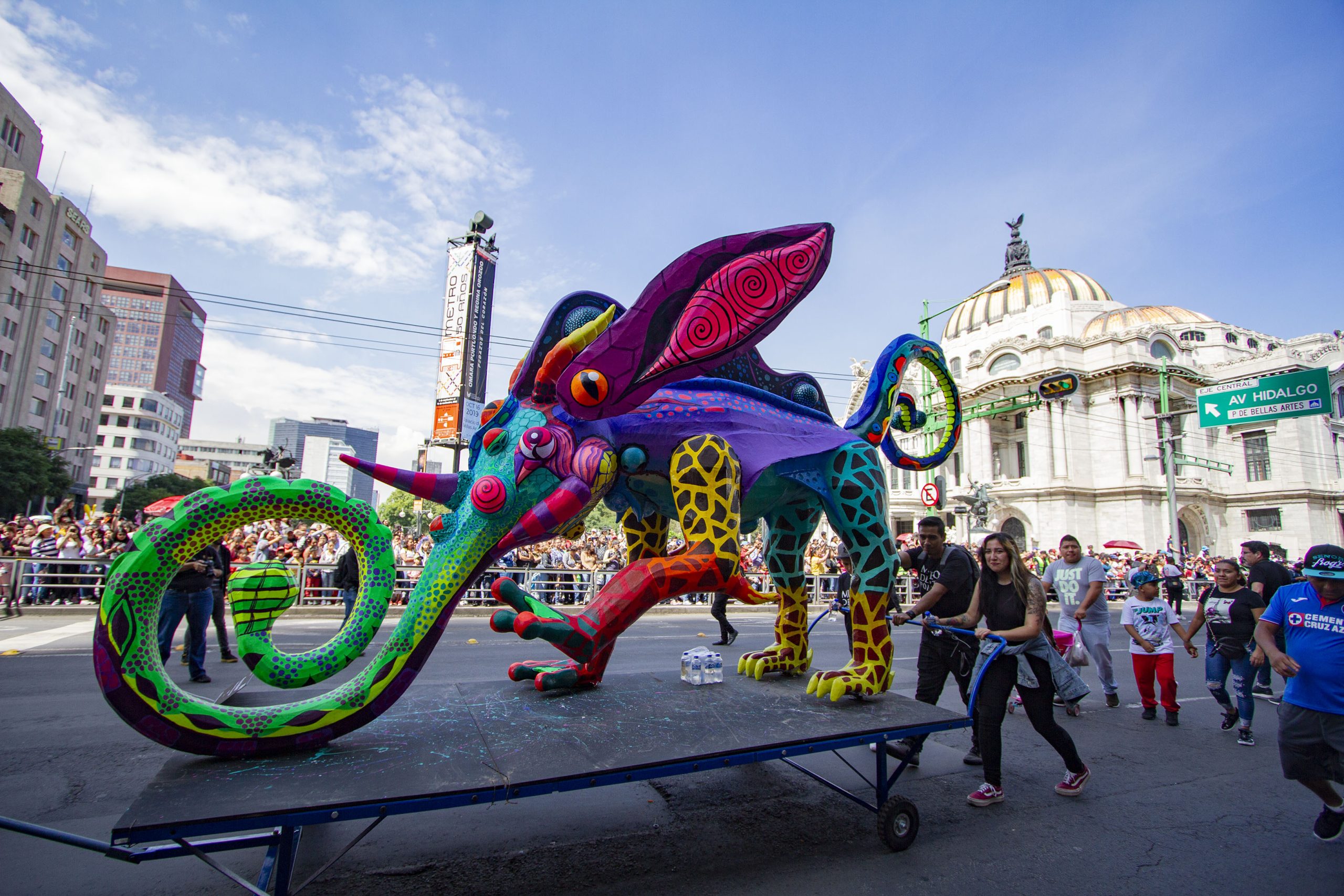 Implementan dispositivo vial por desfile de alebrijes y marcha zombie en CDMX