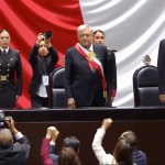 López Obrador es recibido entre porras y abrazos en San Lázaro