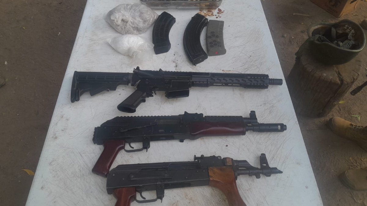 Aseguran tres armas largas, cartuchos y droga en Quilá