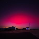 Aurora boreal ilumina el cielo nocturno en Nuevo León