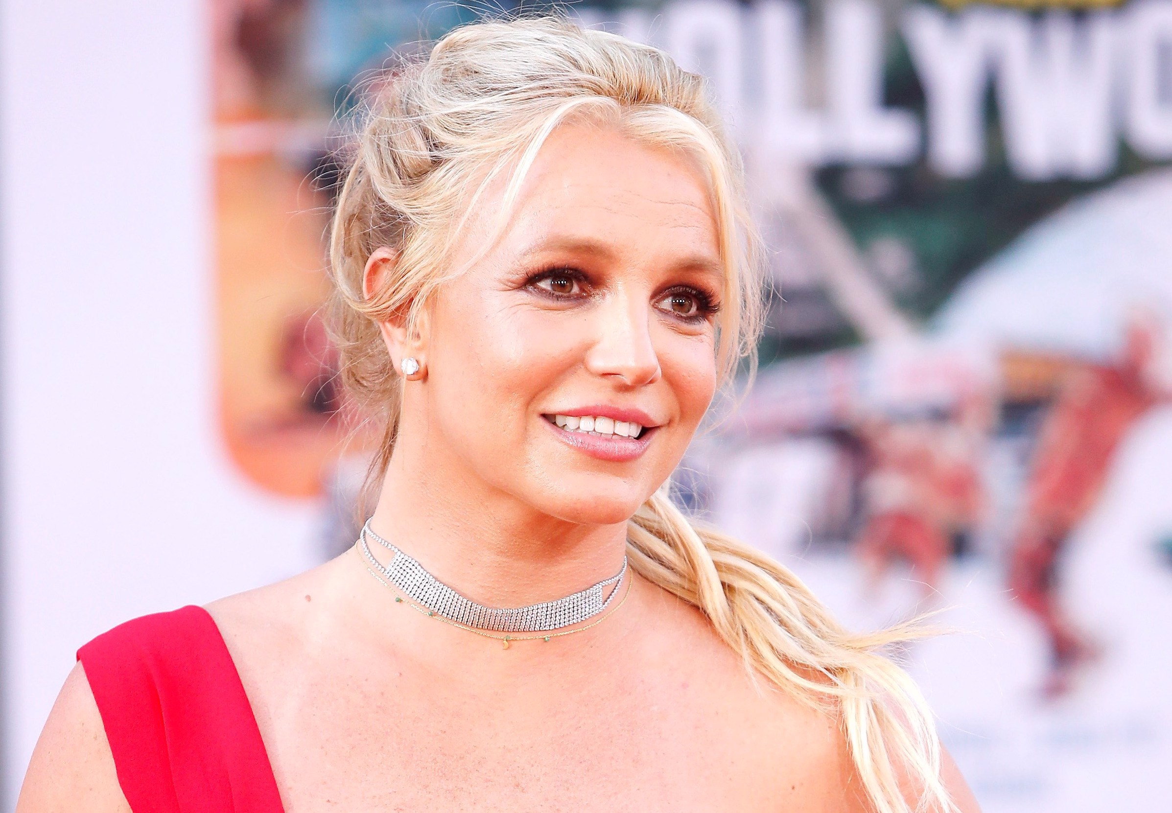 Britney Spears sorprende con vestido de novia; dice que se casó con ella misma