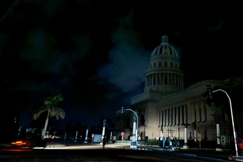 Día cuatro desde el apagón nacional en Cuba: "La población ya no puede más" - capitolio-de-cuba-a-oscuras-por-apagon-masivo-1024x683