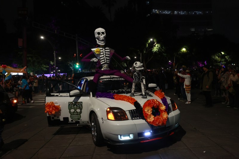 CDMX se llena de catrinas y catrines en procesión de cara al Día de Muertos - cdmx-se-llena-de-catrinas-y-catrines-en-procesion-de-cara-al-dia-de-muertos-2-1024x683