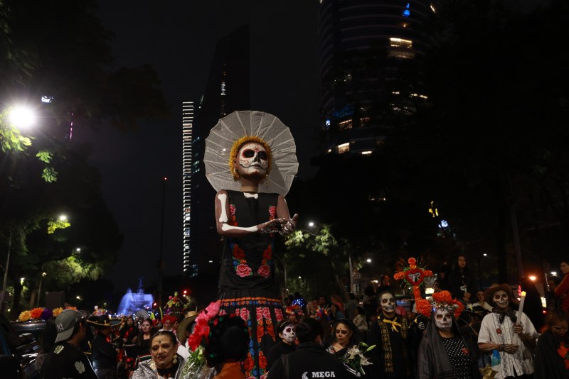 CDMX se llena de catrinas y catrines en procesión de cara al Día de Muertos - cdmx-se-llena-de-catrinas-y-catrines-en-procesion-de-cara-al-dia-de-muertos-3-1024x683