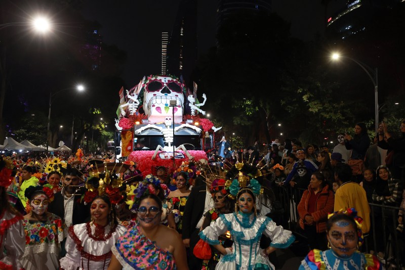 CDMX se llena de catrinas y catrines en procesión de cara al Día de Muertos - cdmx-se-llena-de-catrinas-y-catrines-en-procesion-de-cara-al-dia-de-muertos-1024x683