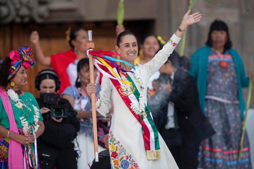 Kamala Harris felicita a Sheinbaum por su investidura - claudia-sheinbaum-baston-de-mando-1024x683