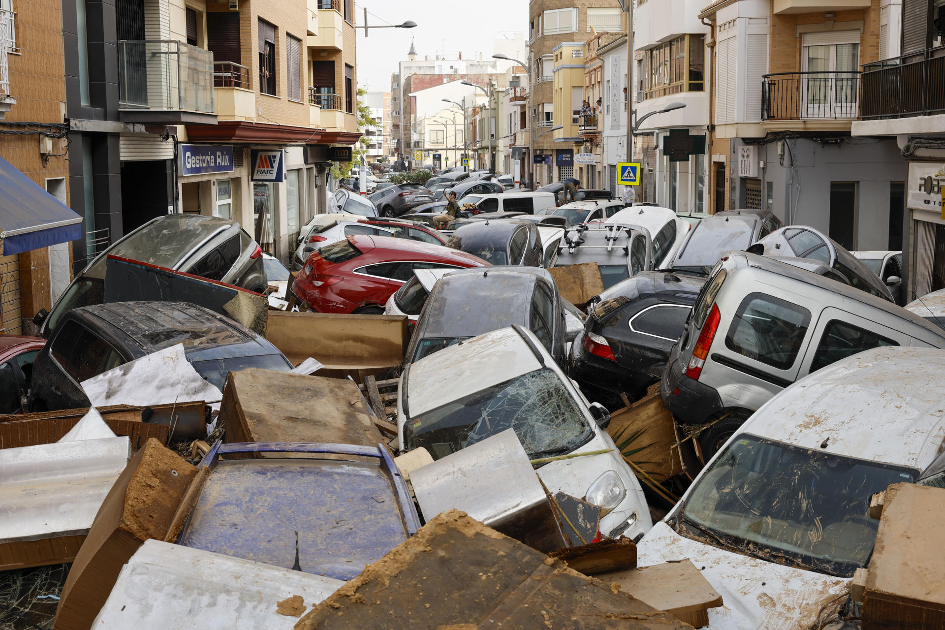 Sube a 92 cifra de muertos por temporal en Valencia; unas mil 200 personas siguen atrapadas por las inundaciones