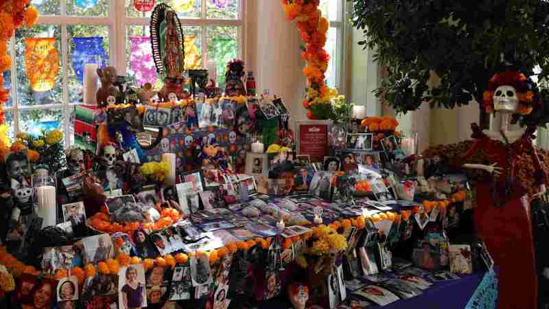 Ofrenda del Día de Muertos en la Casa Blanca honra a difuntos de empleados y visitantes - del-dia-de-muertos-en-la-casa-blanca-honra-a-difuntos-de-empleados-y-visitantes-1-1024x576