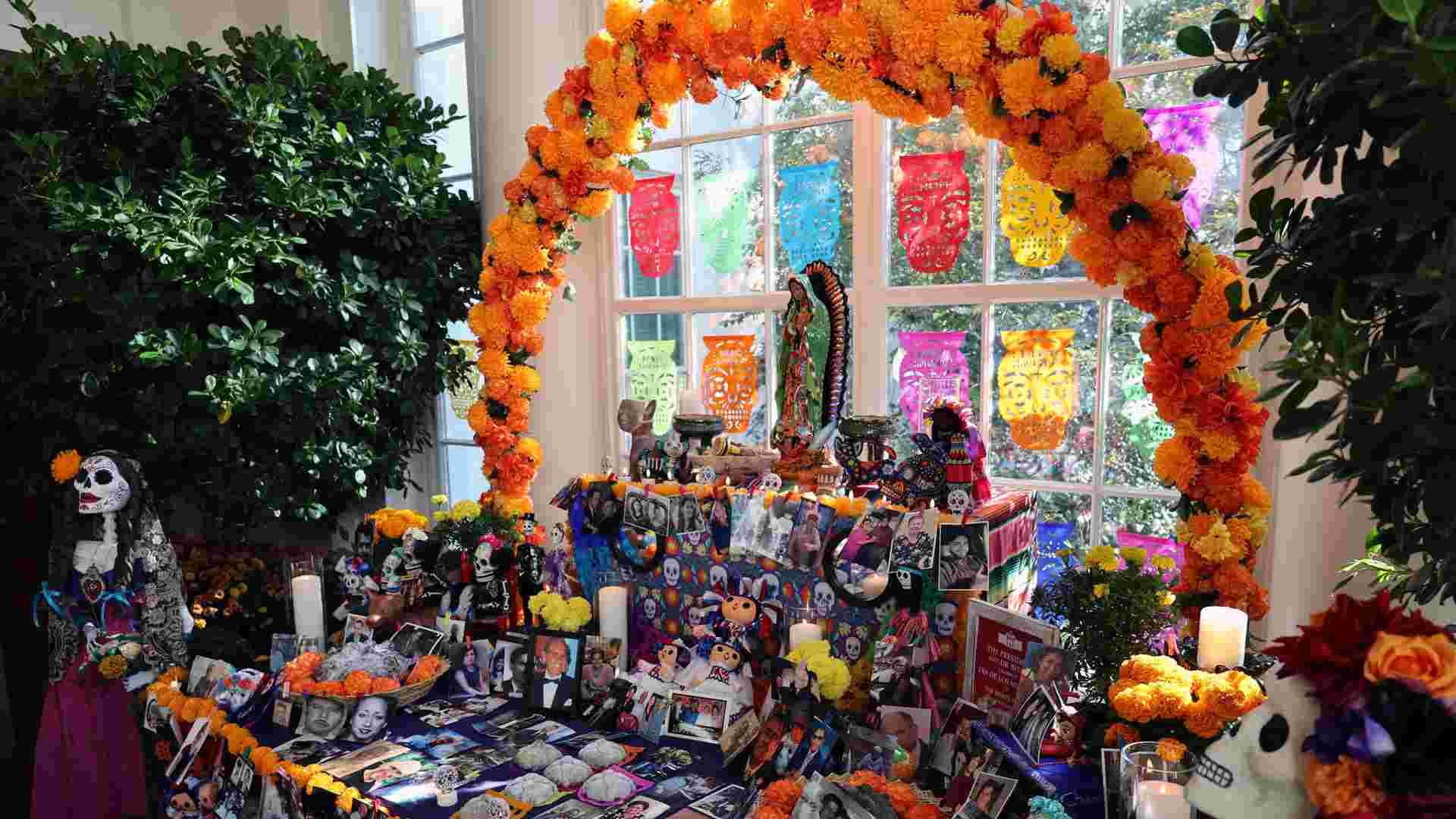 Ofrenda del Día de Muertos en la Casa Blanca honra a difuntos de empleados y visitantes