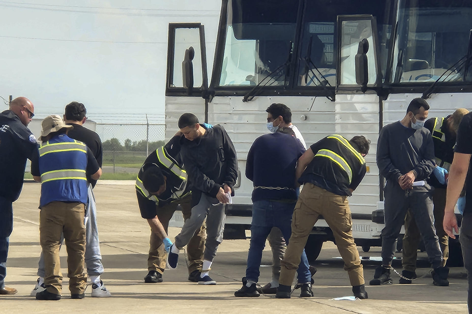 Líderes latinos repudian plan de deportación de Trump bajo la Ley de Enemigos Extranjeros