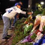 Aficionados dejan flores y veladoras en Dodger Stadium en homenaje a Valenzuela