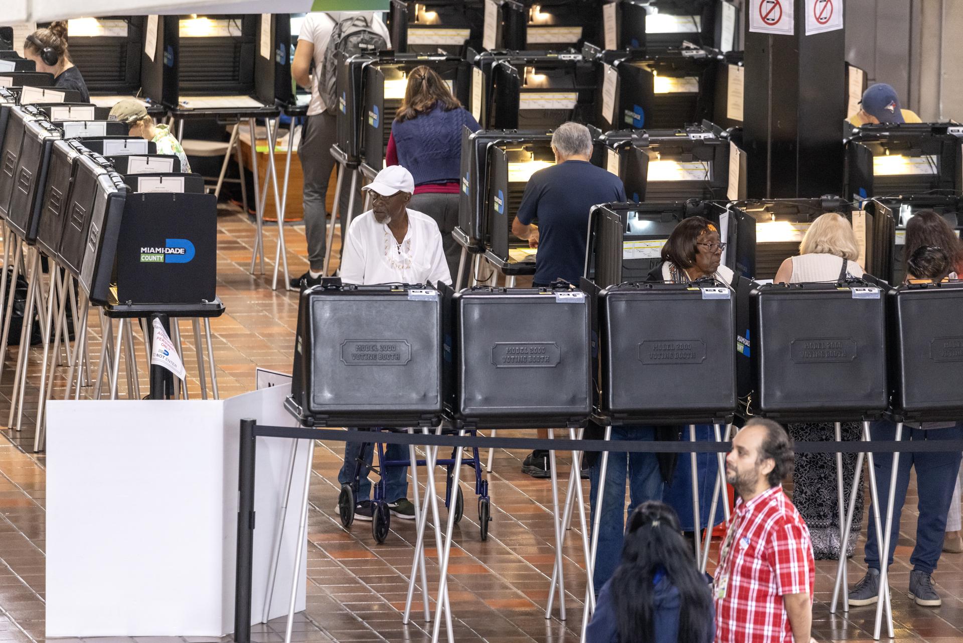 Texas y Florida comienzan a votar, entre cifras récord de participación anticipada