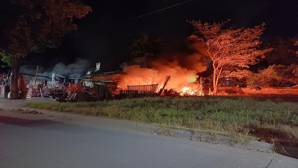 Incendio consume vivienda en Villa Unión; no hay personas lesionadas