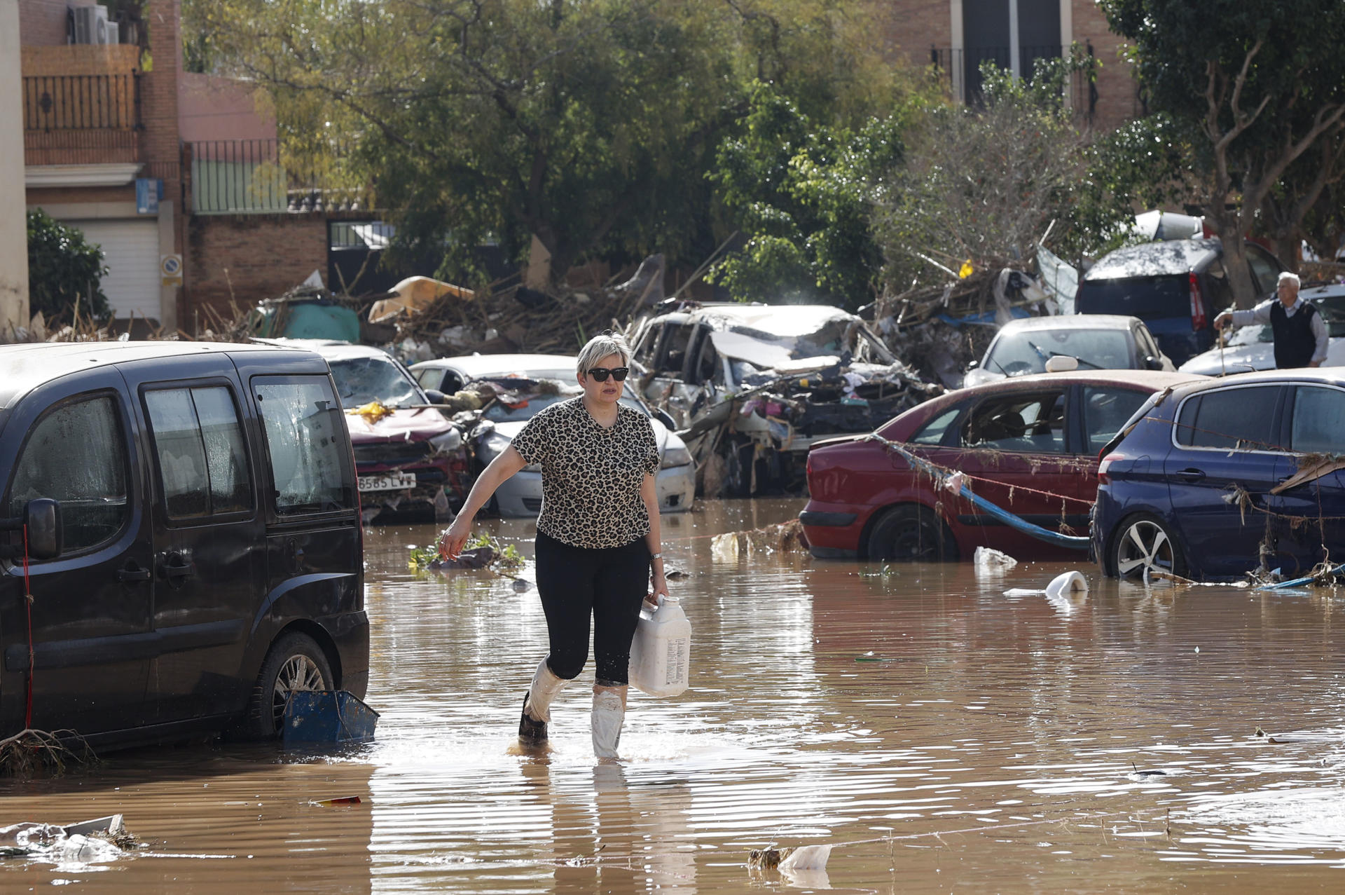 Vuelve andando para no abandonar su casa en uno de los pueblos inundados en España