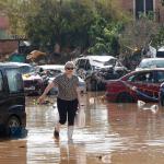 Vuelve andando para no abandonar su casa en uno de los pueblos inundados en España