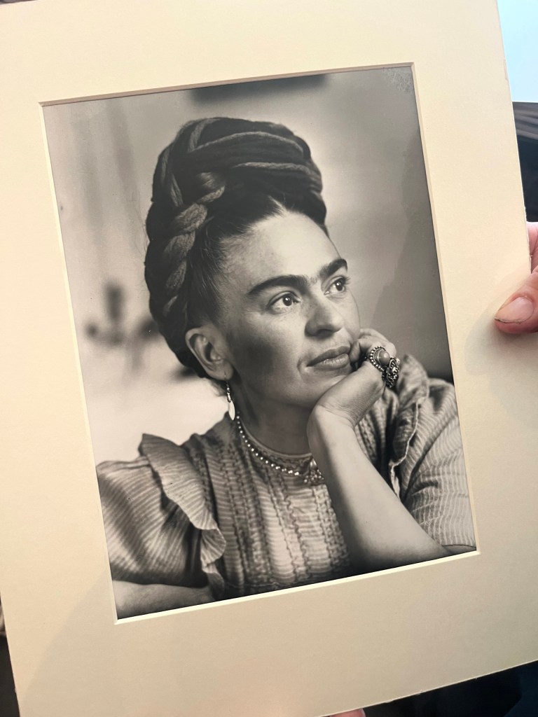 Diagnostican la afección de Frida Kahlo 70 años después: síndrome de cola de caballo - medio-centenar-de-fotos-desconocidas-de-frida-kahlo-ahondan-en-su-leyenda-en-nueva-york-2-768x1024