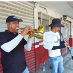 Músicos sobreviven en Culiacán de tocar en semáforos y las calles