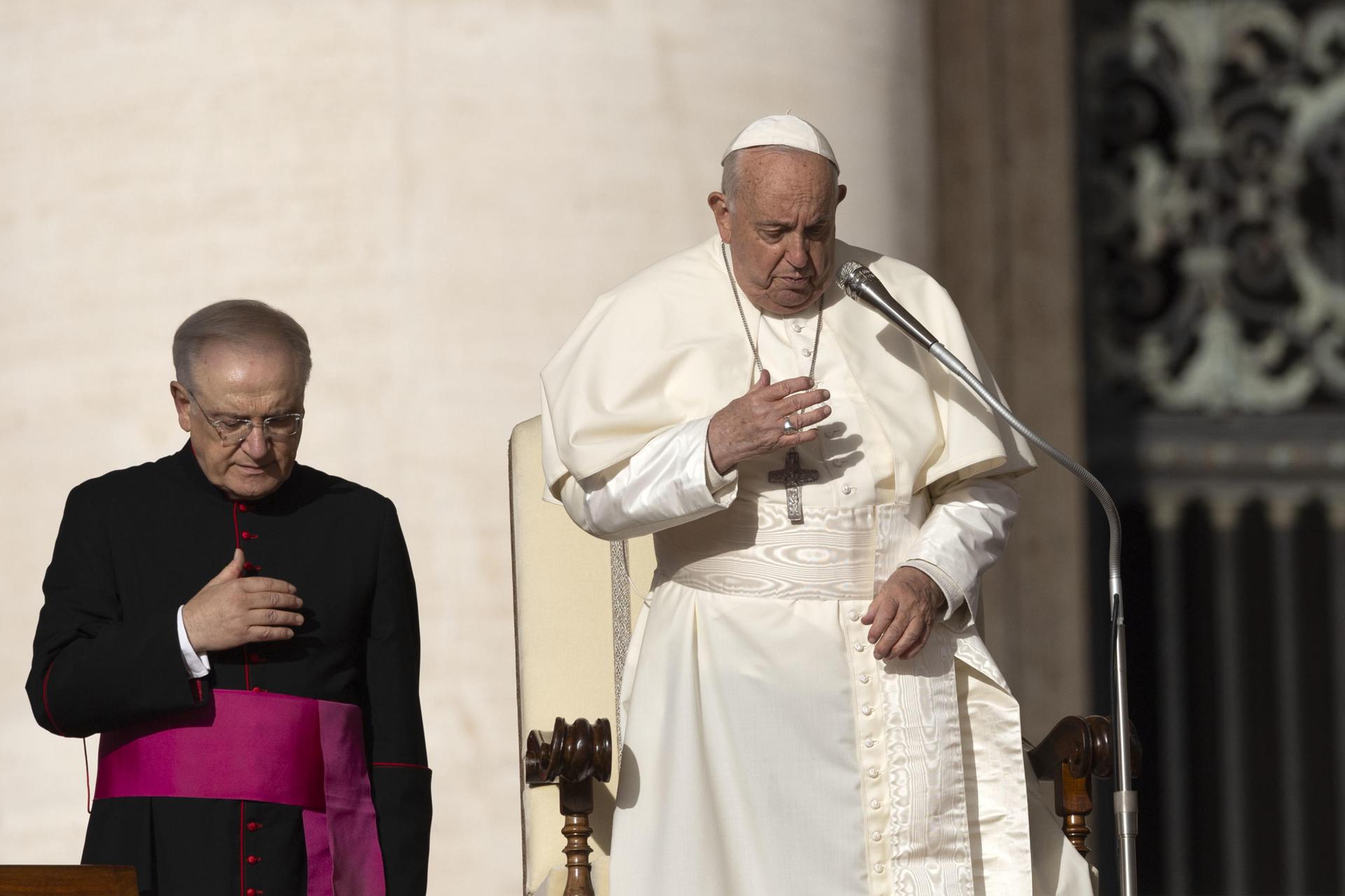 Papa Francisco pide rezar durante octubre “contra la locura de la guerra”