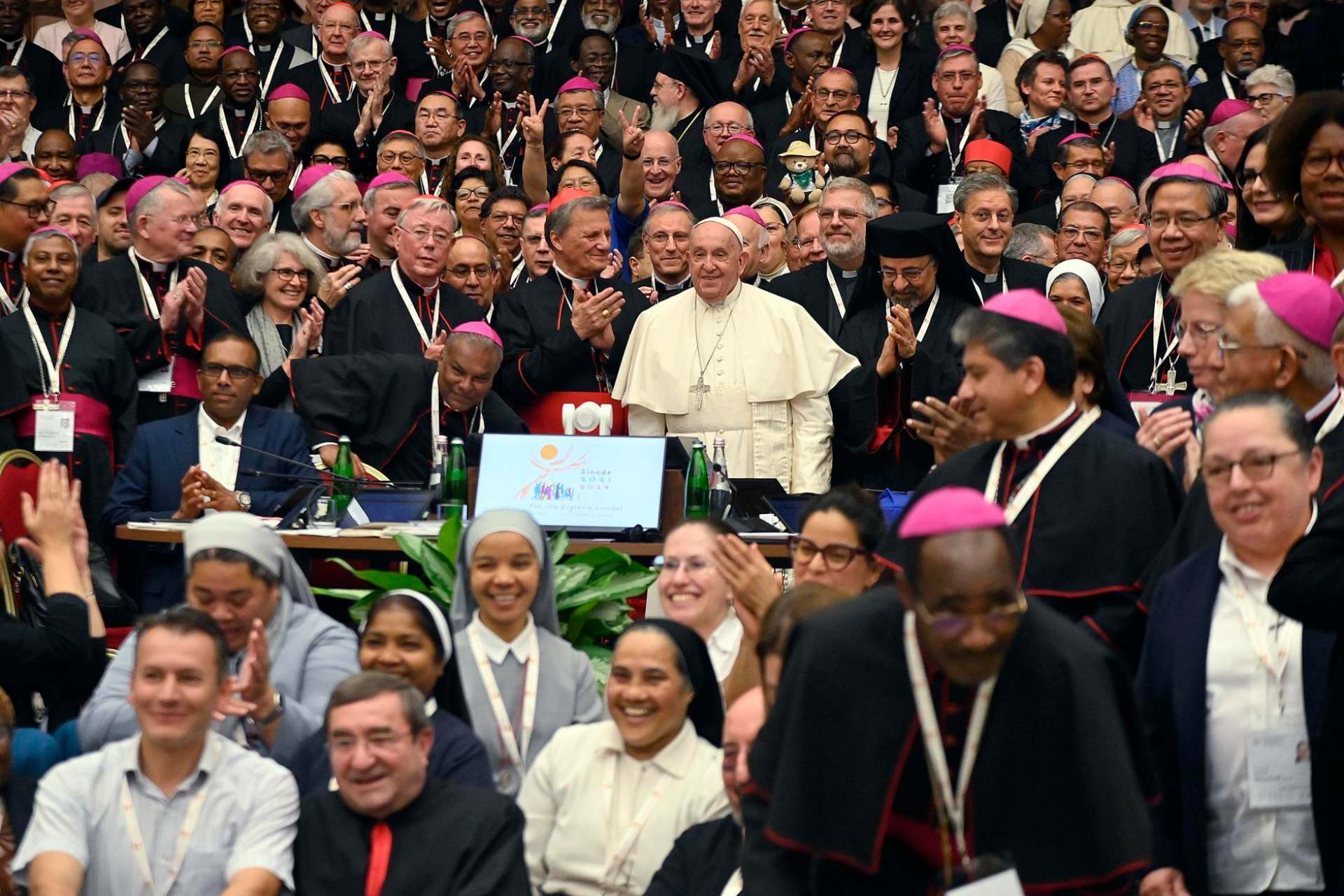 Iglesia católica se compromete a buscar más responsabilidad para mujeres y prevenir abusos