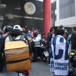 Repartidores por aplicación exigen derechos laborales; provocan caos vial en Periférico Sur