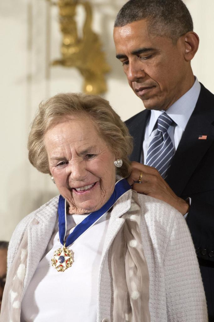 Murió Ethel Kennedy, viuda de Robert F. Kennedy y matriarca de la familia - reconocimiento-a-ethel-kennedy-682x1024