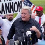 El seguidor de Trump y ultraderechista Steve Bannon sale de la cárcel