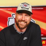 Travis Kelce, estrella de Chiefs y novio de Taylor Swift, debutará como conductor de TV