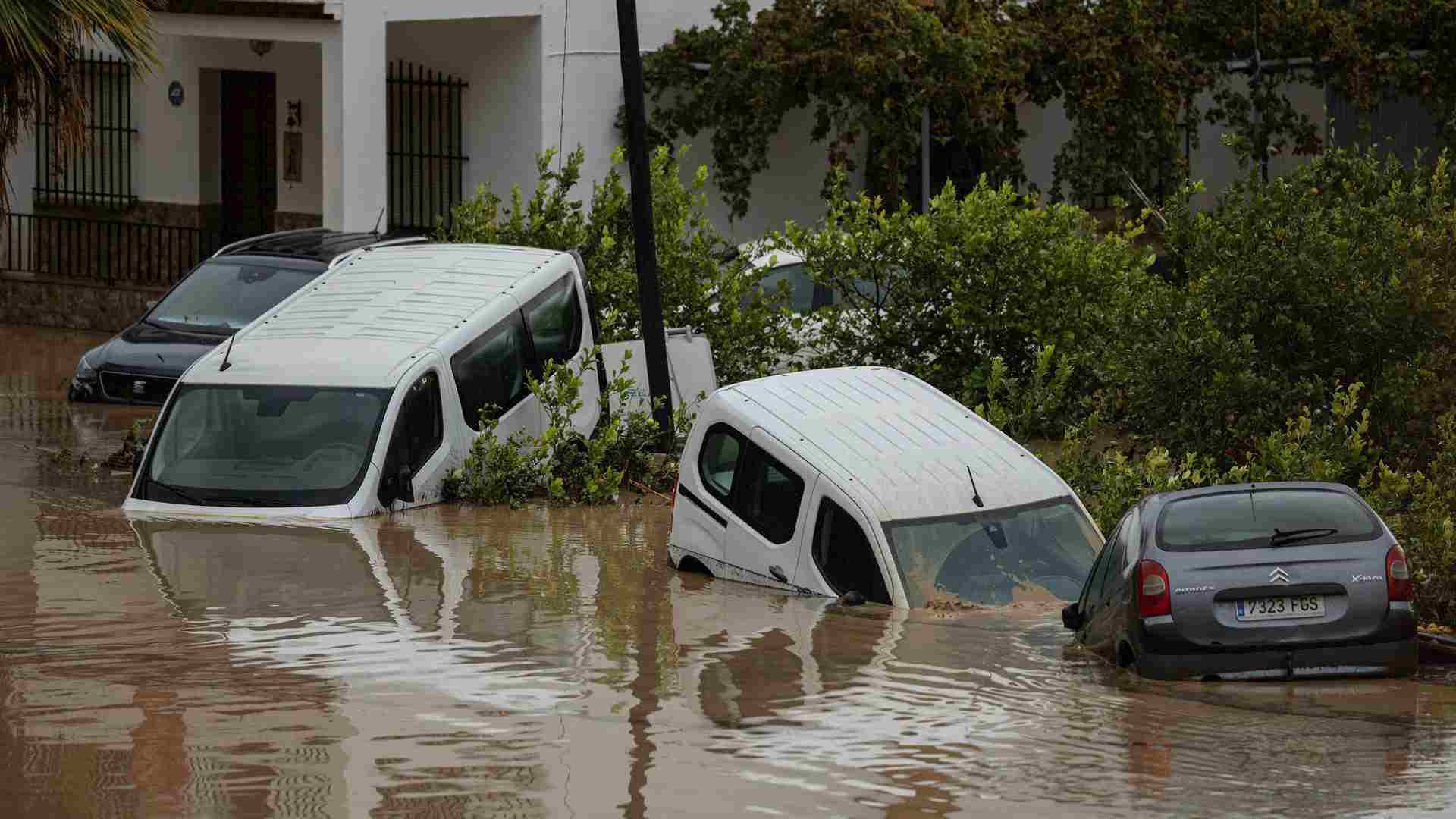 Tres desaparecidos, un tren descarrilado y cierre de puertos por el temporal en España