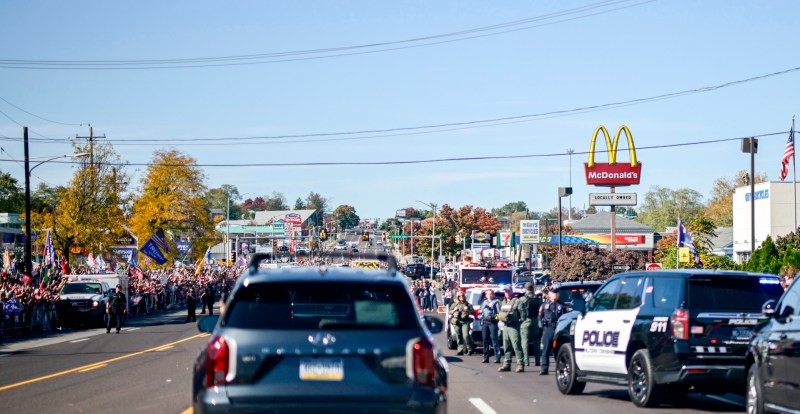 Trump hace papas fritas en McDonald's y acusa que Harris nunca trabajó en uno - trump-hace-papas-fritas-en-mcdonalds-y-acusa-que-harris-nunca-trabajo-en-uno-2-1024x530