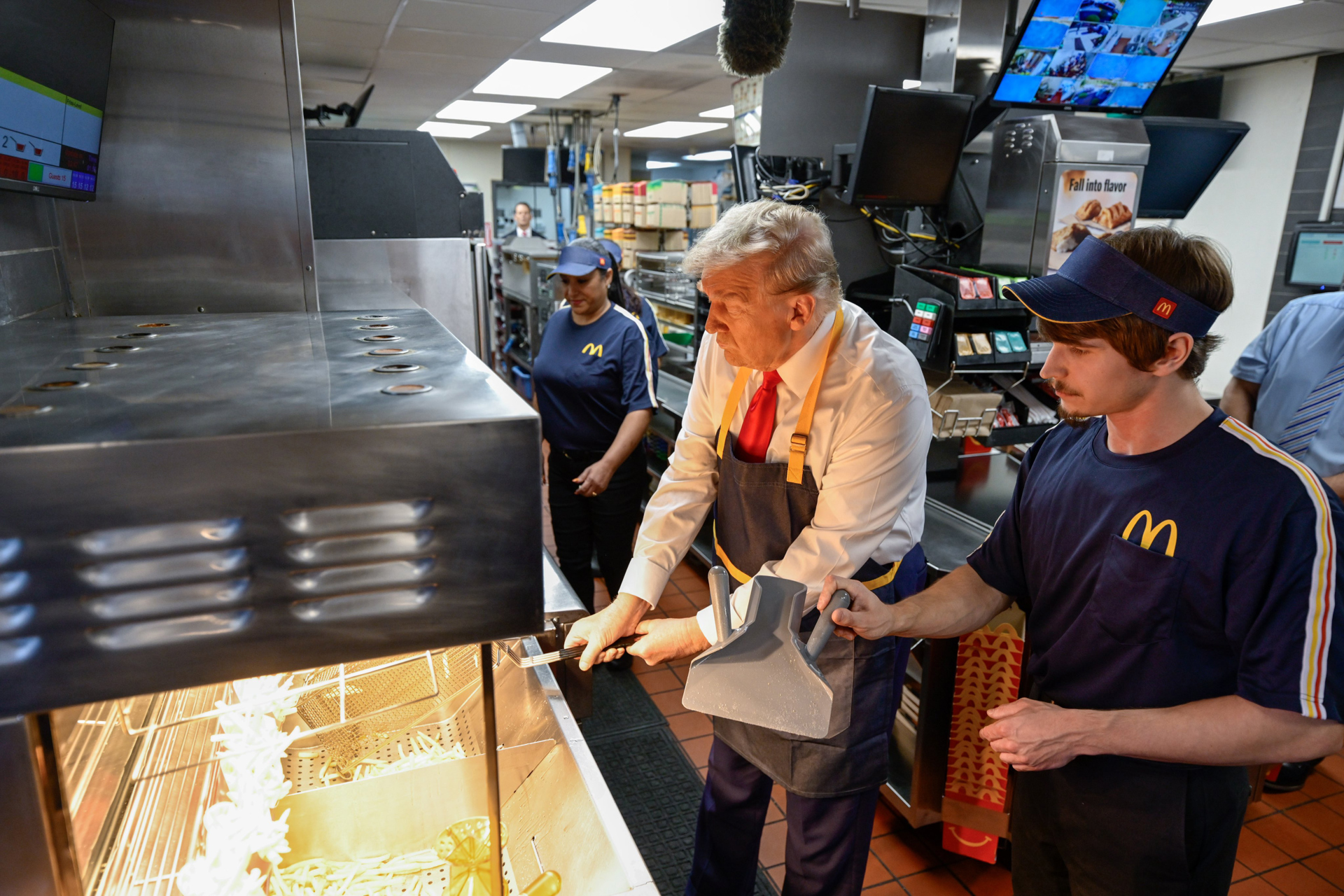 Trump hace papas fritas en McDonald’s y acusa que Harris nunca trabajó en uno