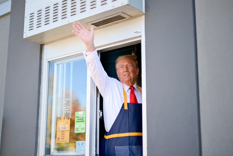 Trump hace papas fritas en McDonald's y acusa que Harris nunca trabajó en uno - trump-hace-papas-fritas-en-mcdonalds-y-acusa-que-harris-nunca-trabajo-en-uno-1024x683