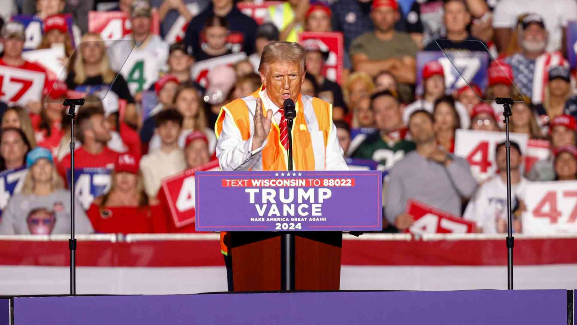 Trump llega a un mitin en un camión de basura, tras la crítica de Biden