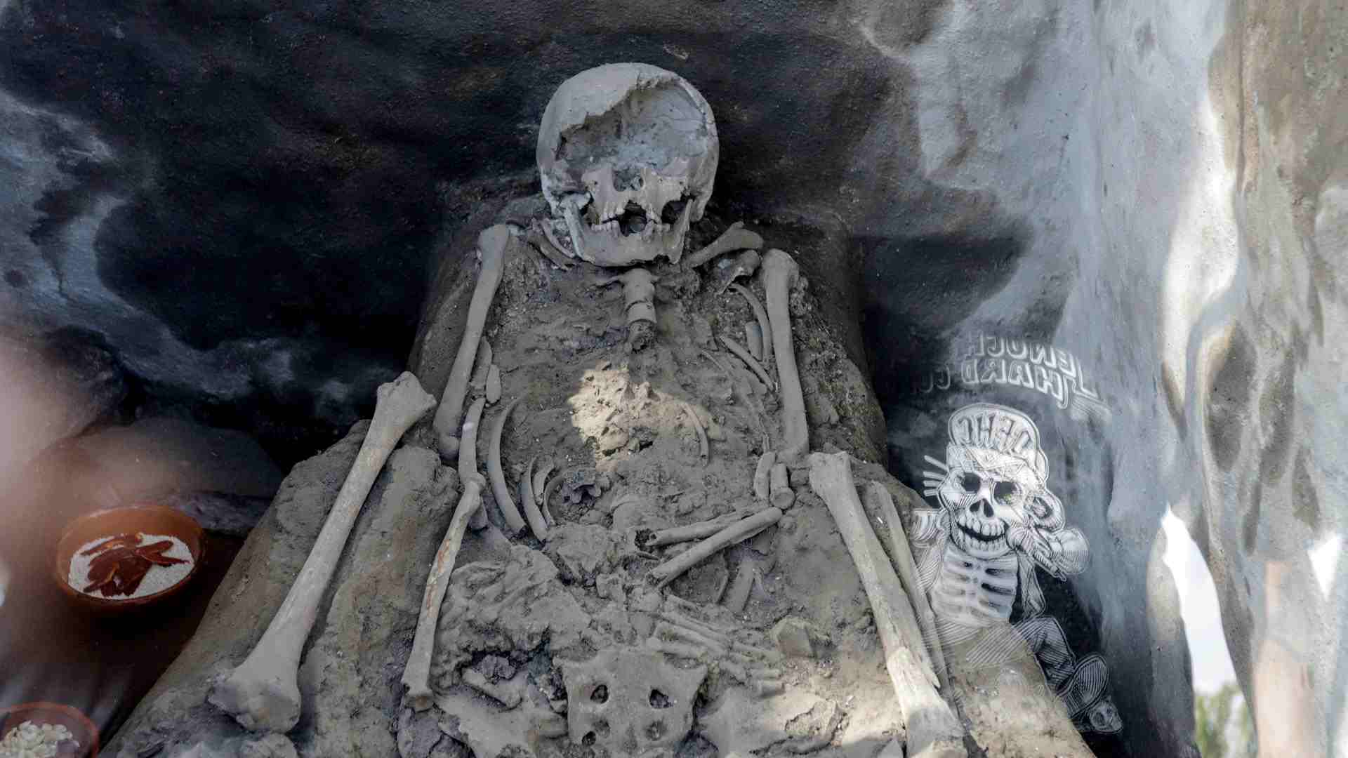 Zona Arqueológica de Cholula exhibe altar de cráneos en Día de Muertos