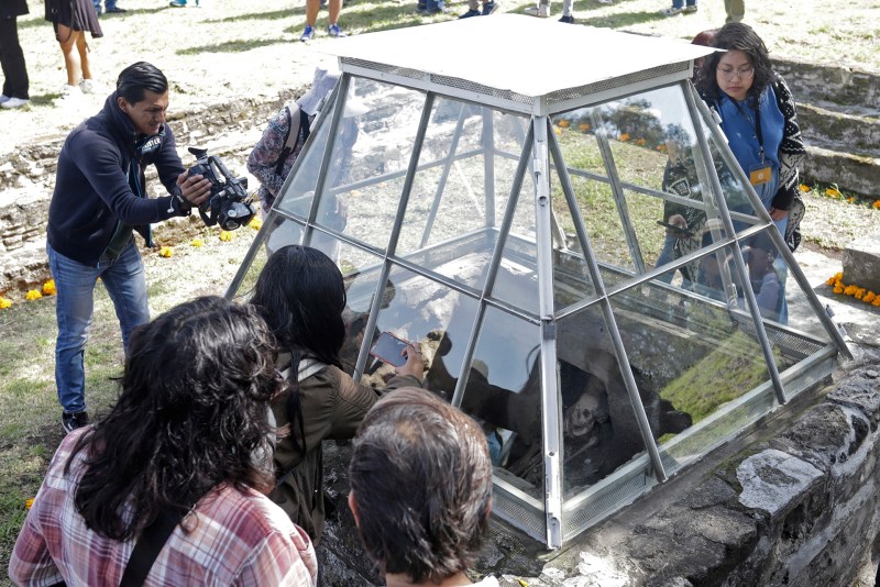 Zona Arqueológica de Cholula exhibe altar de cráneos en Día de Muertos - zona-arqueologica-de-cholula-exhibe-altar-de-craneos-en-dia-de-muertos-1024x683