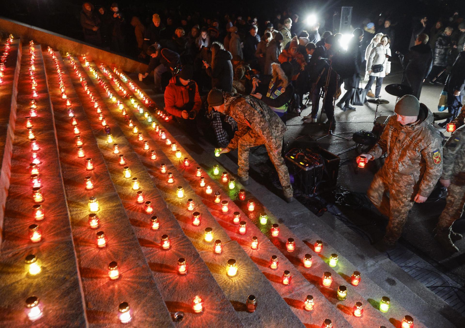 Encienden mil velas en Kiev para conmemorar mil días de guerra