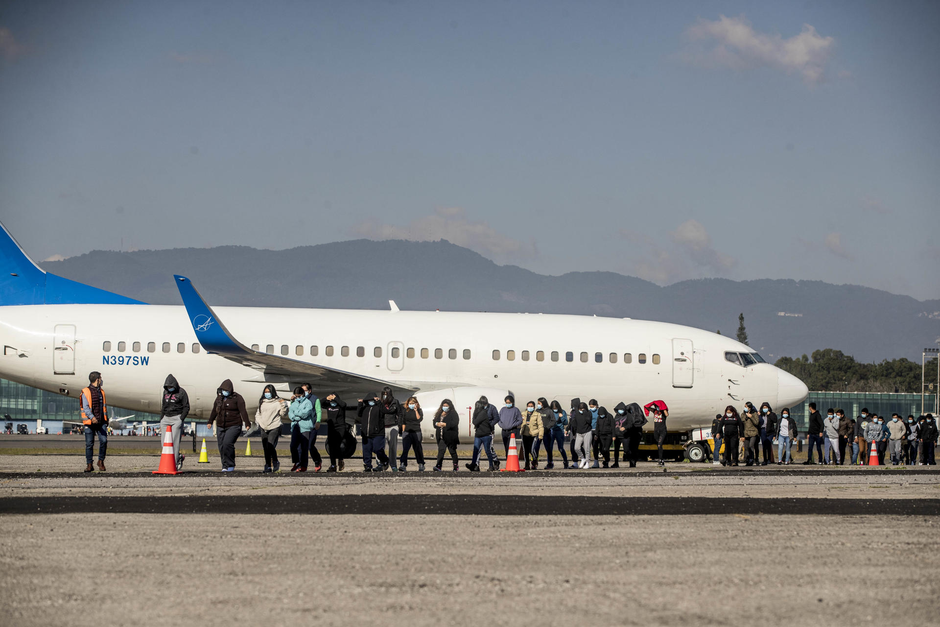 Demandan al Gobierno de EE.UU. para que revele información sobre las deportaciones aéreas