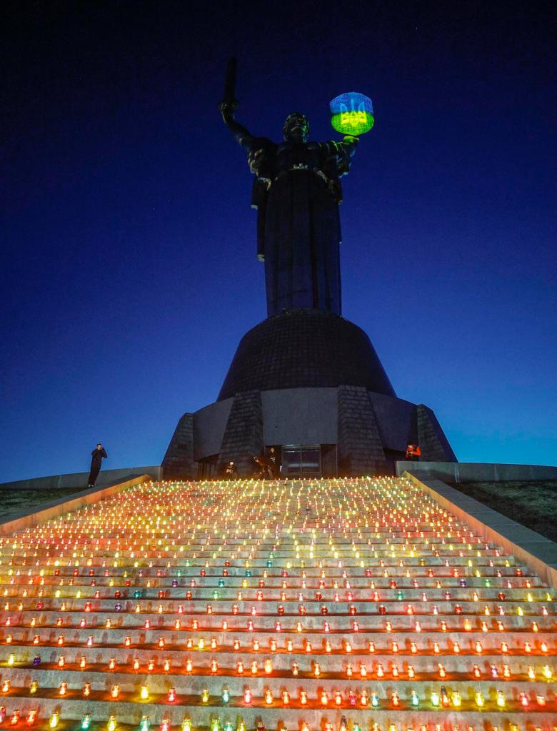 Encienden mil velas en Kiev para conmemorar mil días de guerra - 4008b5f41c5137baafbe8cf4331d15268f7c00e7w-780x1024