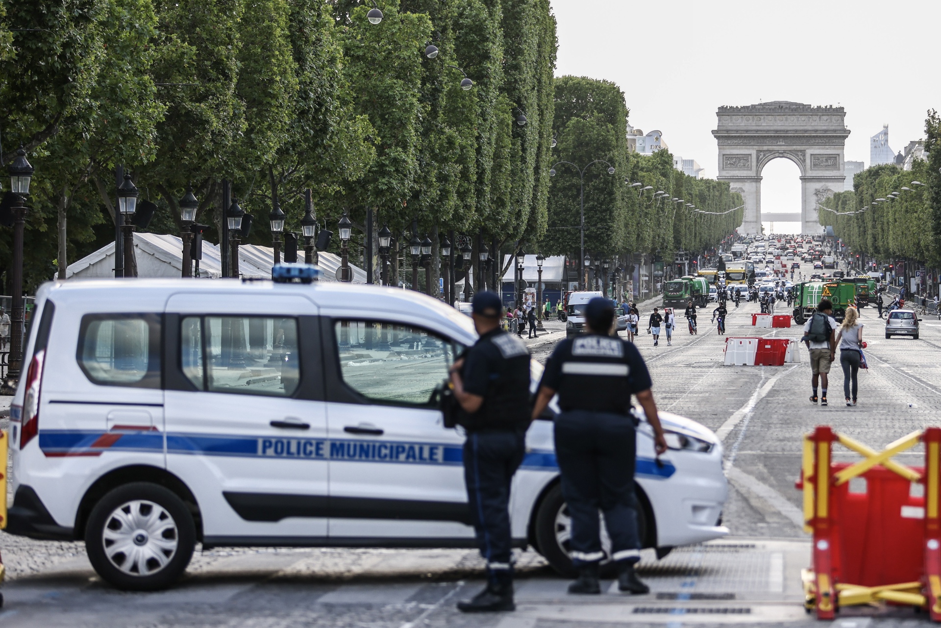 Hombre amenaza con suicidarse y retiene a 4 rehenes en las afueras de París