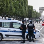 Hombre amenaza con suicidarse y retiene a 4 rehenes en las afueras de París