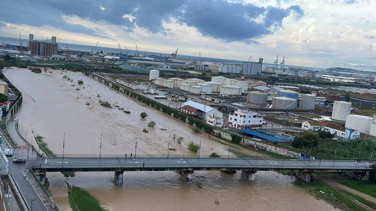 Lluvias torrenciales en España inundan ahora Cataluña